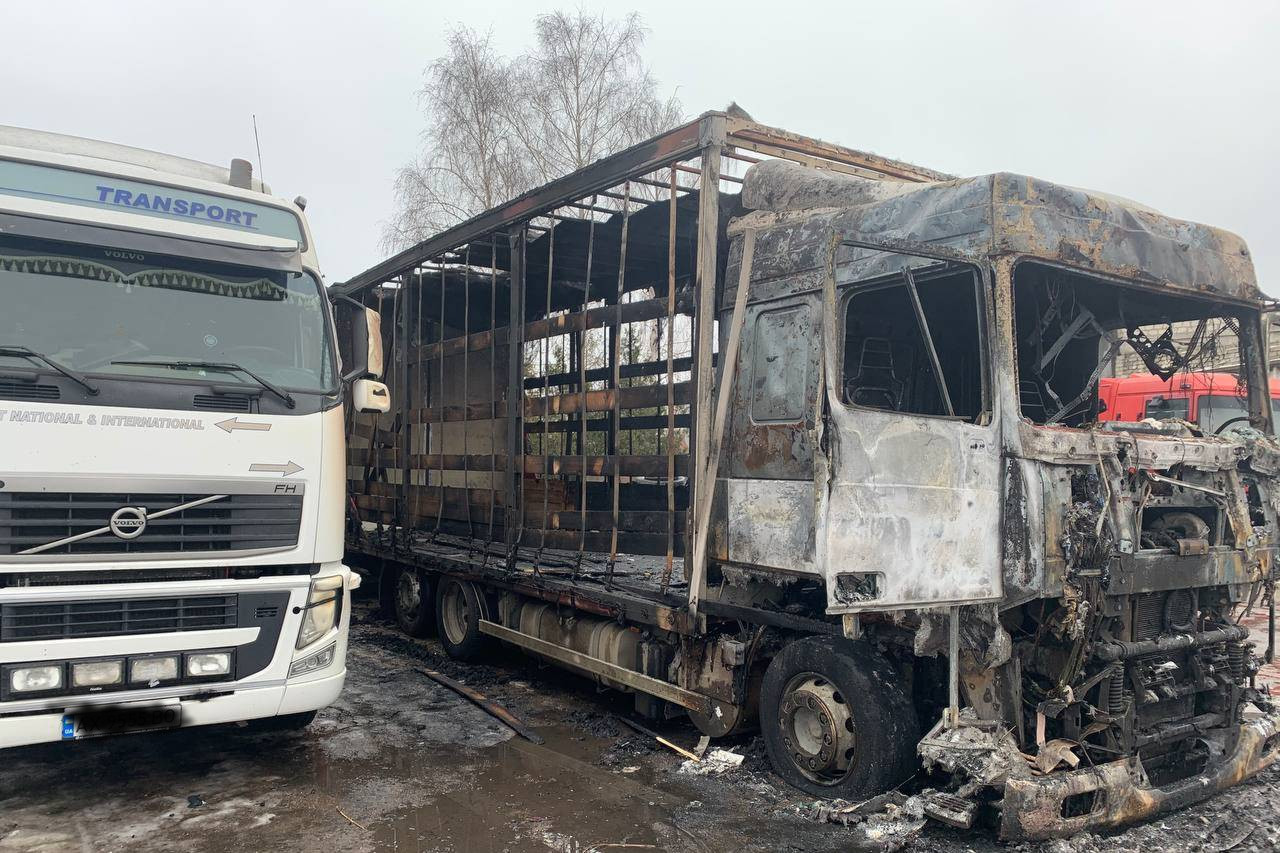 Под Харьковом в кабине фуры на парковке сгорел водитель