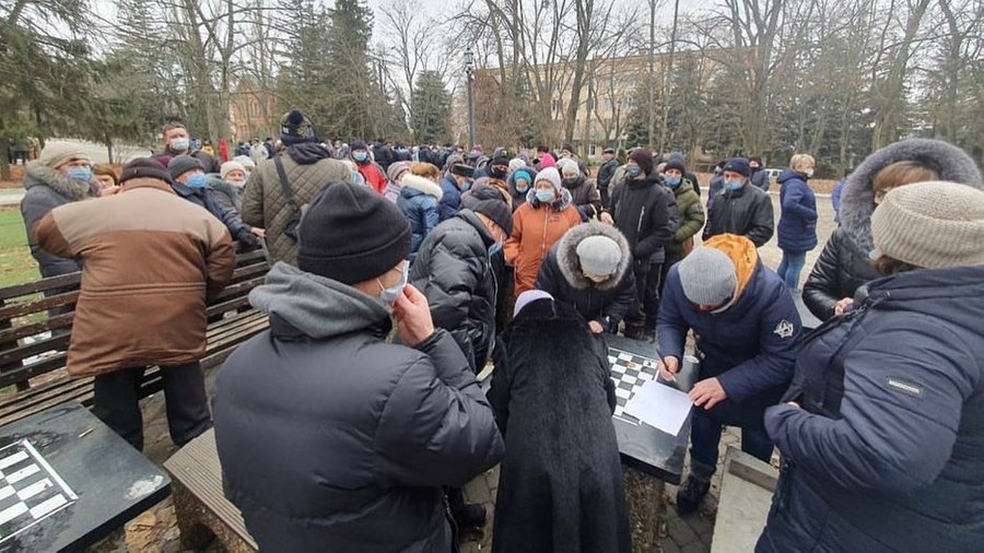 В поселке в Харьковской области протестовали против повышения тарифов: местная власть соберется на внеочередную сессию