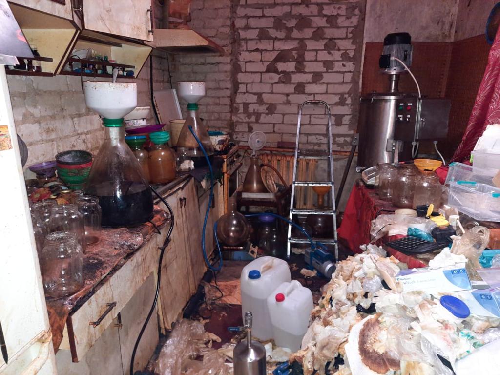 В поселке под Харьковом мужчина обустроил лабораторию, где изготовляли наркотики