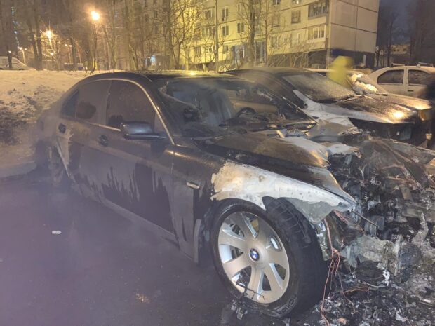 На Салтовке возле многоэтажки горели автомобили