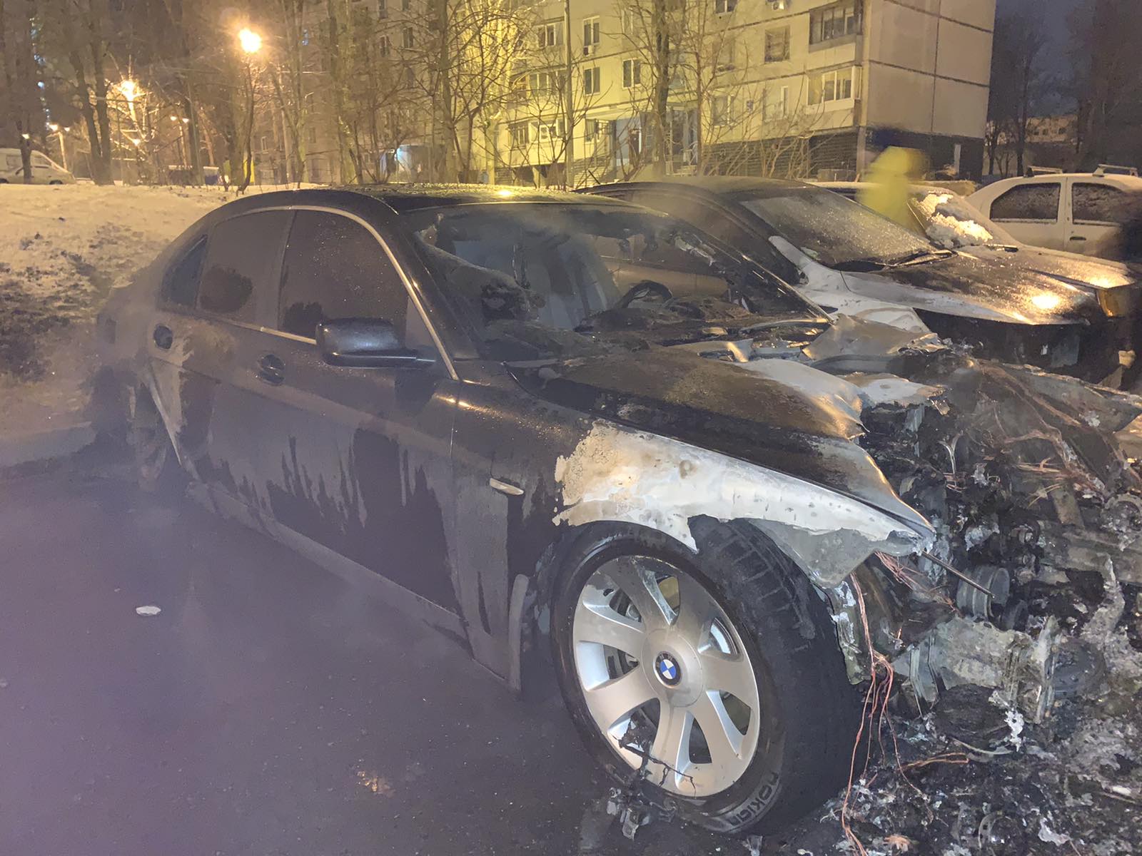 На Салтовке возле многоэтажки горели автомобили