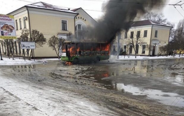 В Харькове на остановке сгорел автобус (видео)
