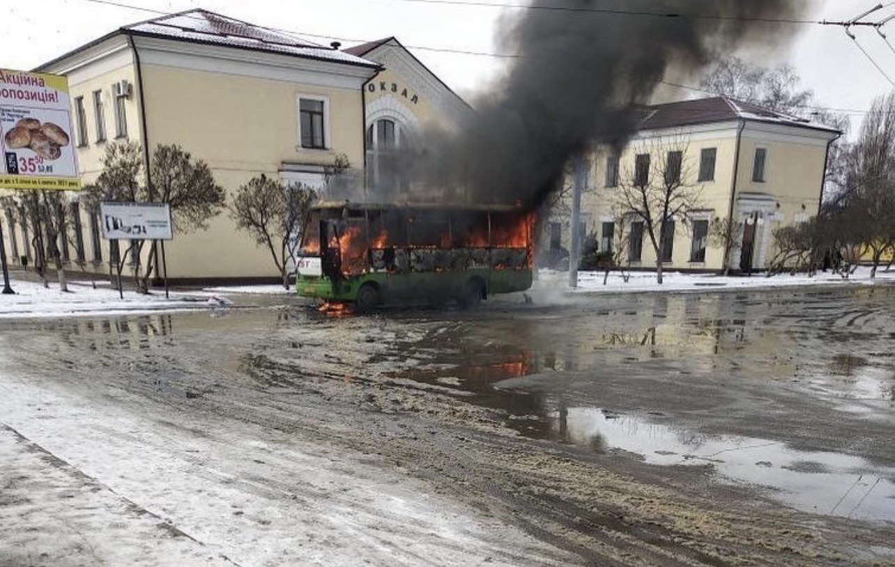 В Харькове на остановке сгорел автобус (видео)