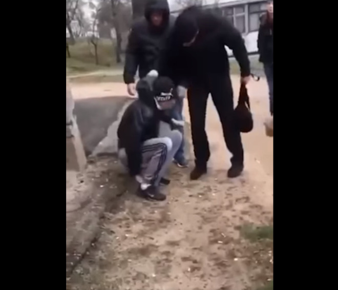 В Харькове мужчины провели "воспитательную беседу" с харьковчанином, который ударил ногой девушку-кассира