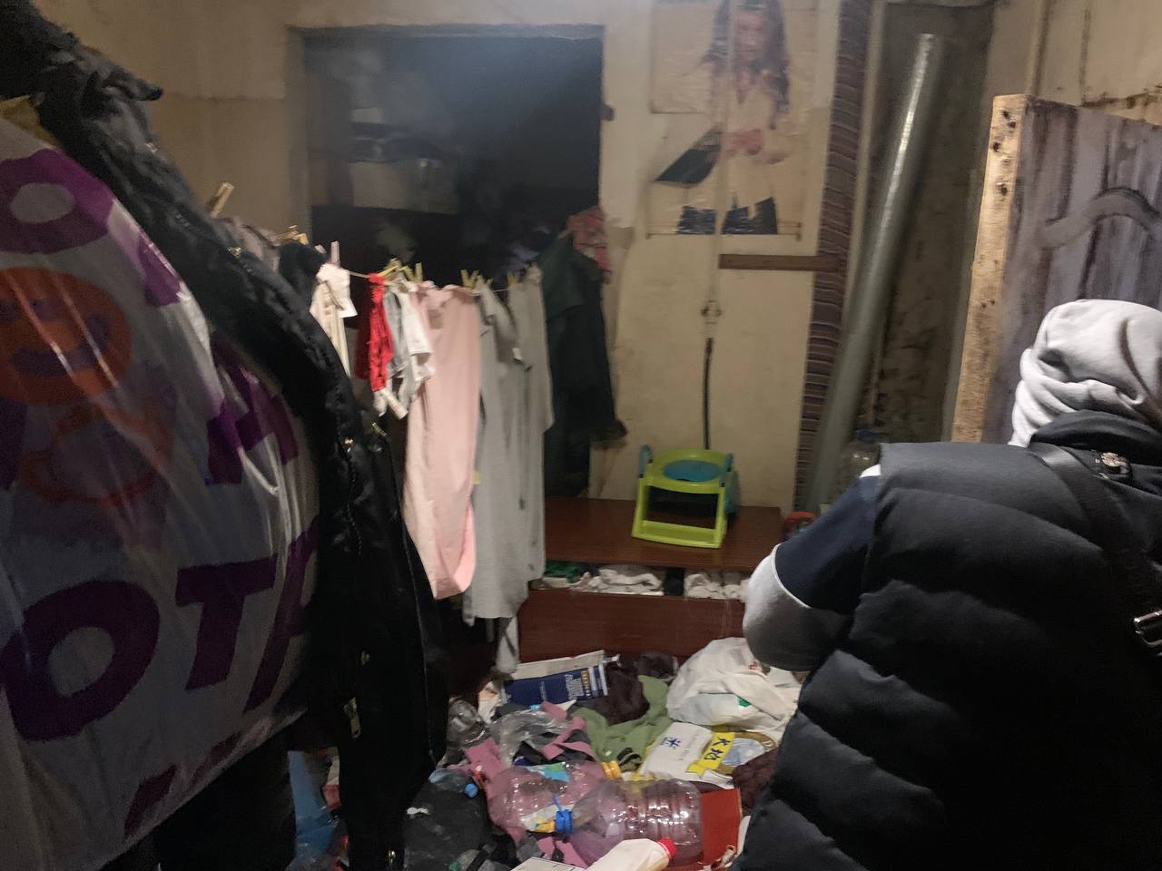 Заваленная мусором квартира в центре Харькова: прокуратура возбудила дело из-за служебной халатности соцслужб