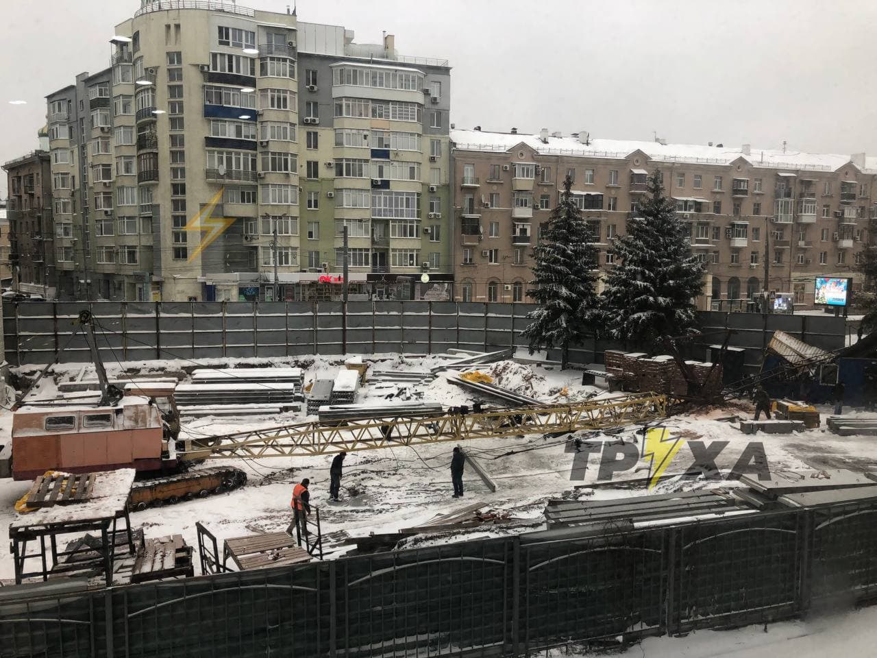 В центре Харькова упал строительный кран - соцсети