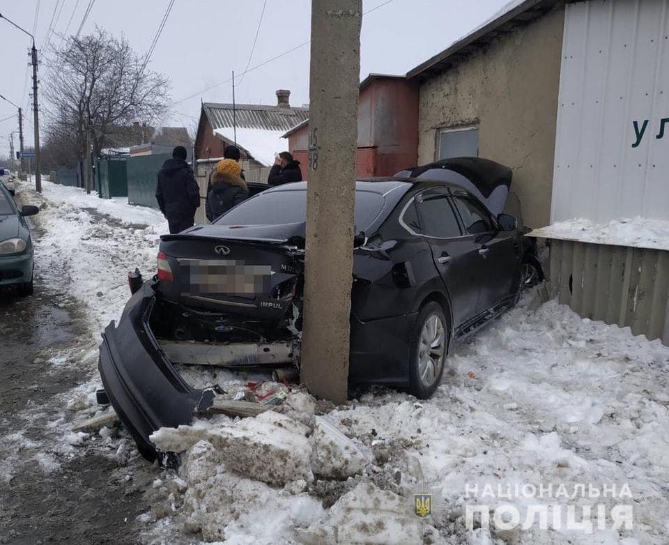 В Харьковской области водитель не справился с управлением и врезался в столб
