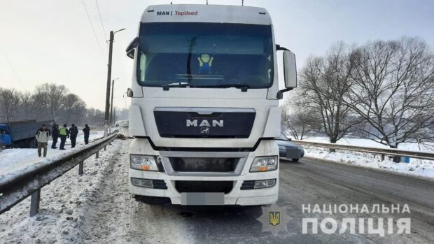 В Харьковской области в результате столкновения грузовиков пострадал водитель