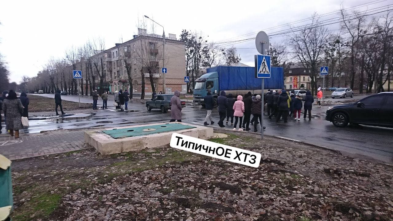 На ХТЗ харьковчане перекрыли дорогу из-за отсутствия света