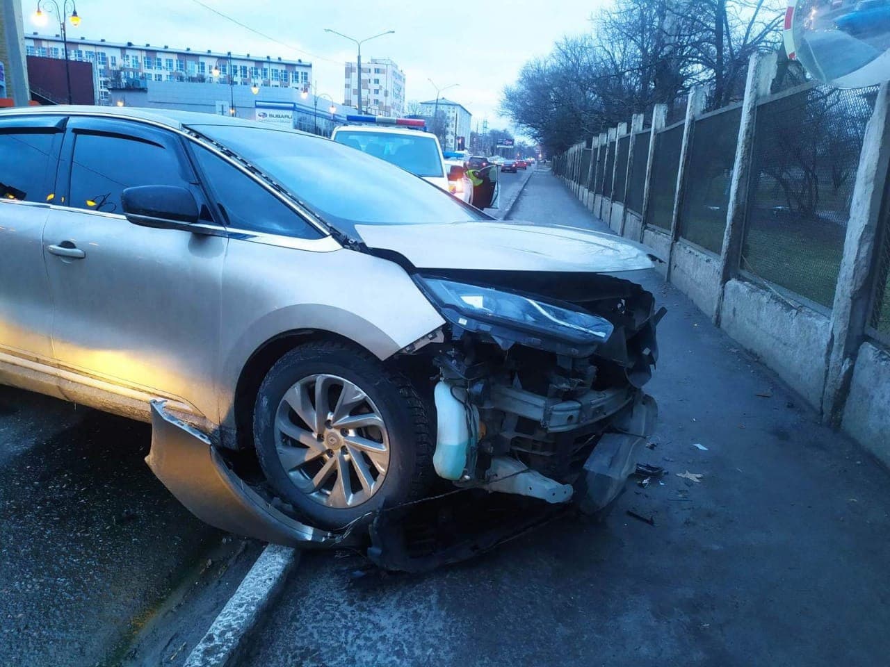 Возле ТРЦ в Харькове столкнулись два автомобиля