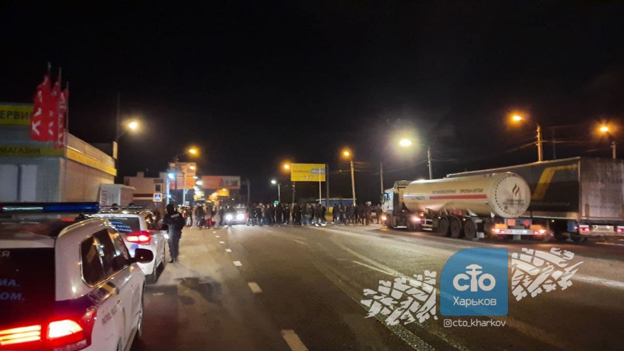 В Харьковской области "евробляхеры" перекрыли трассу Киев-Харьков
