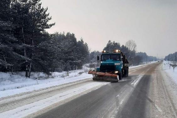 В течение суток на дорогах Харьковщины работали 200 дорожников и 133 единицы спецтехники