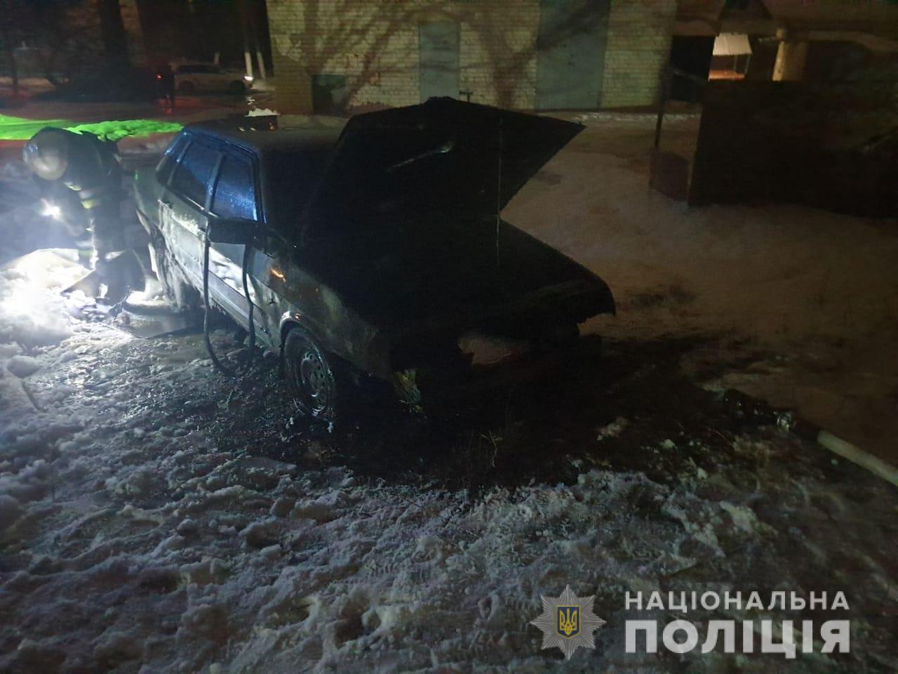 Под Харьковом возле дома сгорел автомобиль