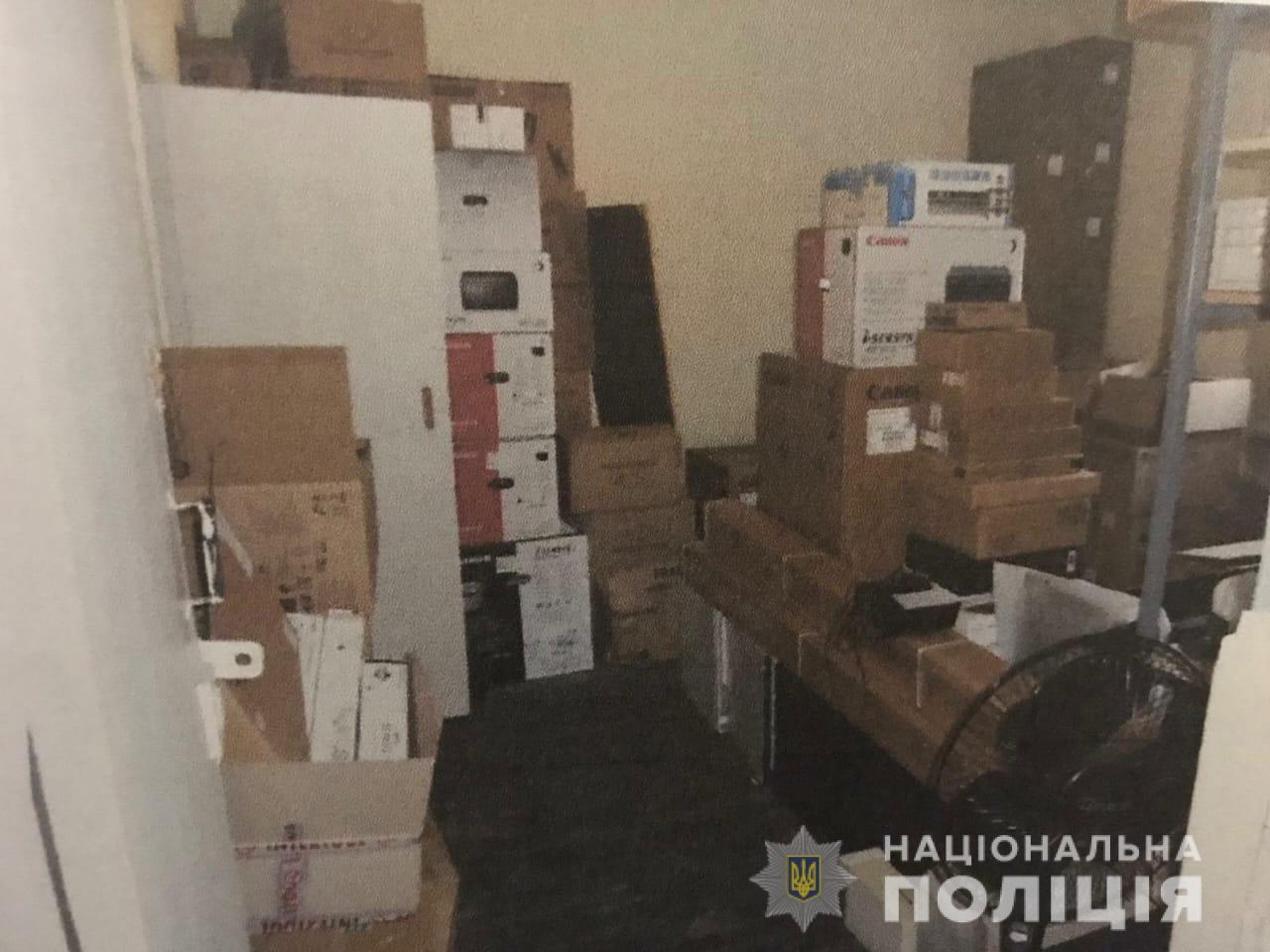 На Харьковщине следователи сообщили о подозрении мужчине в совершении кражи компьютерной техники в особо крупных размерах