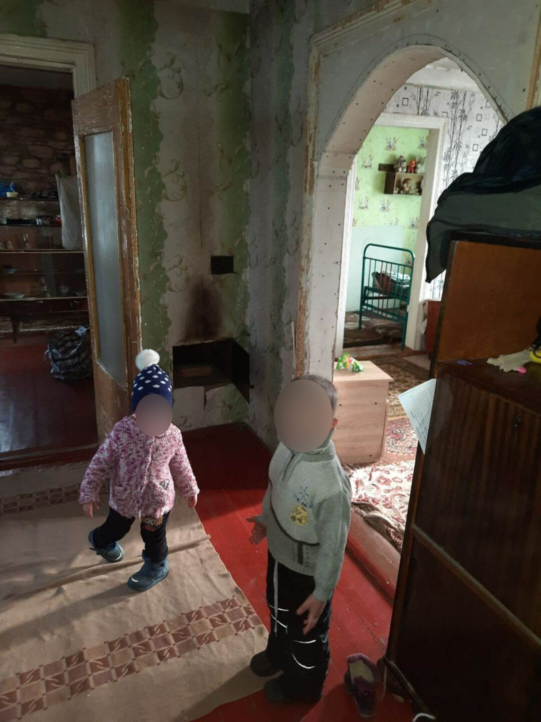 Под Харьковом женщина бросила своих маленьких детей в холодном доме и без еды