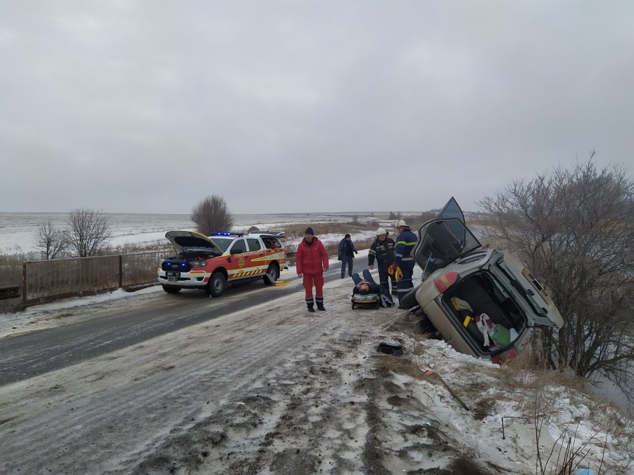 В Харьковской области водитель не справился с управлением и врезался в ограждение на трассе
