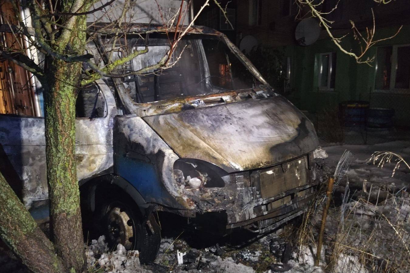 Под Харьковом возле жилого дома сгорела "Газель"