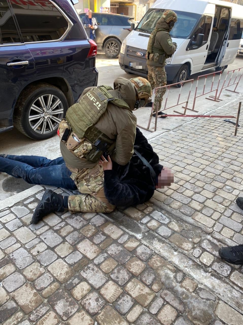 Вымогали 2000 долларов США и подожгли авто: в Харькове задержали четверых члена группировки (видео)