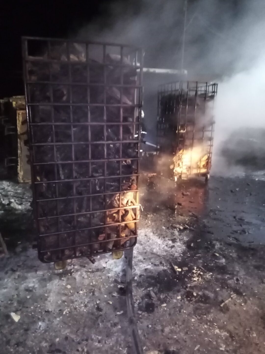 На Харьковщине спасатели ликвидировали пожар на территории деревообрабатывающего предприятия