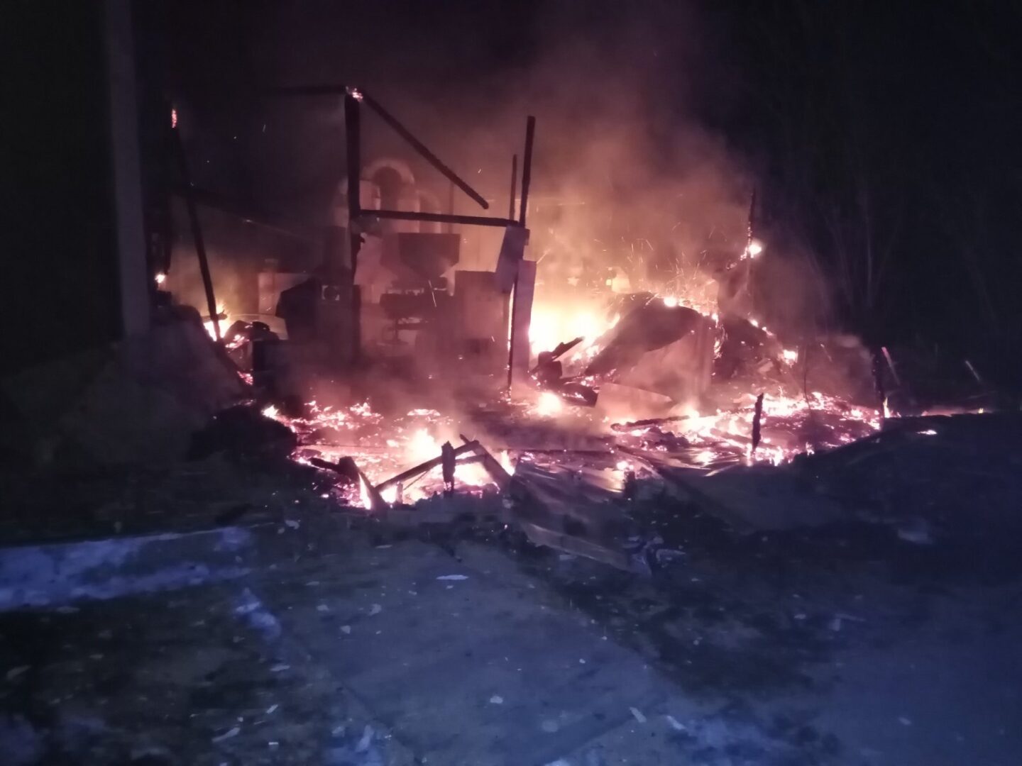 В Харьковской области сгорел цех по производству топливных брикетов
