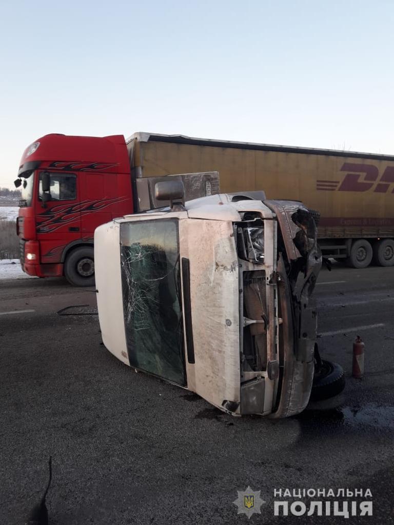 Полицейские рассказали подробности аварии с перевернувшейся маршруткой под Харьковом