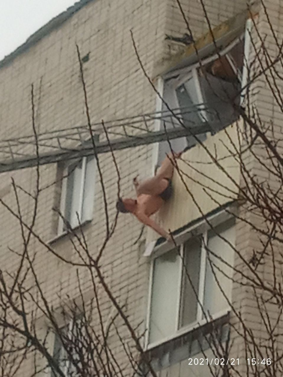 Под Харьковом мужчина под воздействием наркотиков пытался выпрыгнуть с балкона