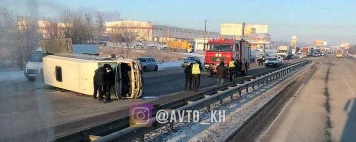 Под Харьковом перевернулась маршрутка: шесть человек забрали в больницу