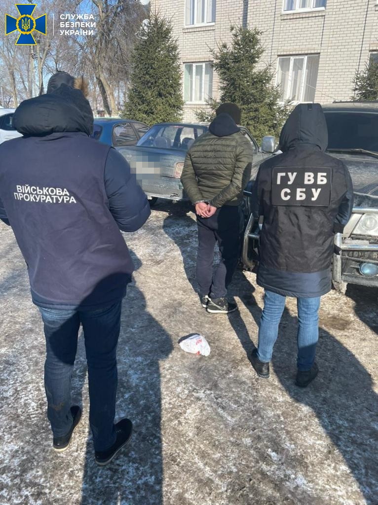 На Харьковщине задержали пограничника, который требовал взятки и помогал контрабандистам перевозить одежду в РФ