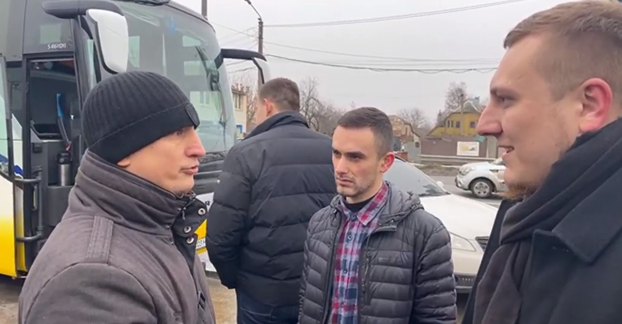 Под Харьковом "Нацкорпус" заблокировал автобус с активистами "ОПЗЖ", которые ехали в Киев (видео)