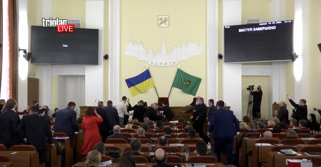 В конце третьей сессии Харьковского городского совета 8-го созыва подрались депутатами от "Партии Шария" и националисты.