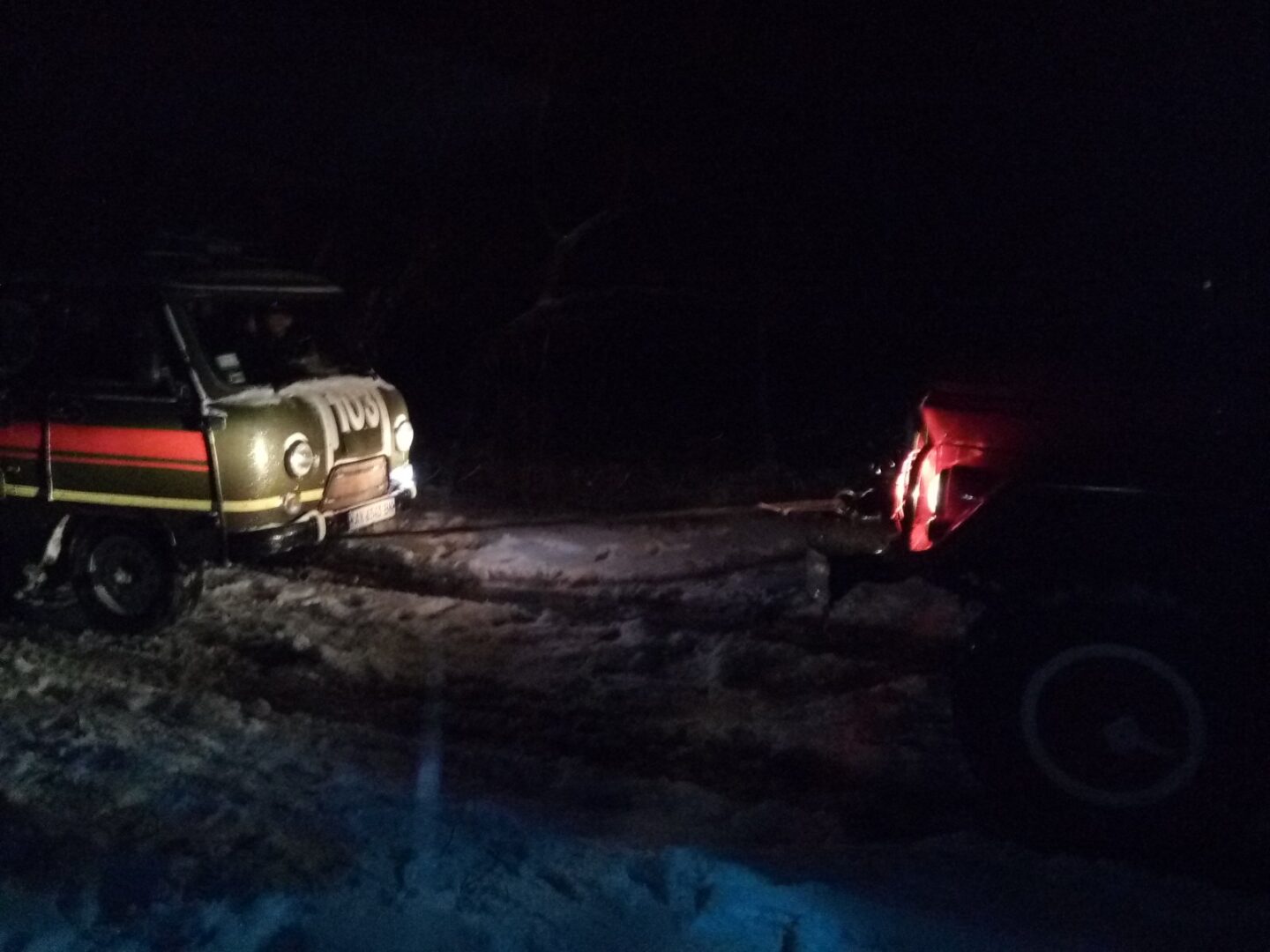 В Харьковской области спасатели вытаскивали автомобиль скорой помощи из сугроба