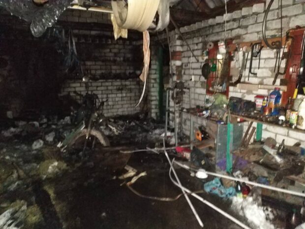 Под Харьковом сгорели гараж и автомобиль