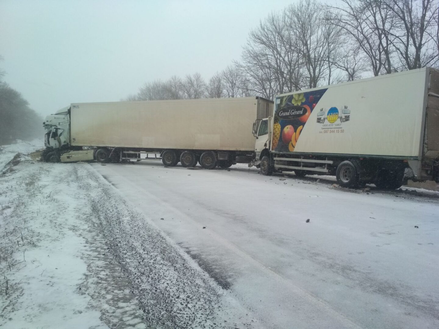 На трассе под Харьковом произошло тройное ДТП: погибло два водителя