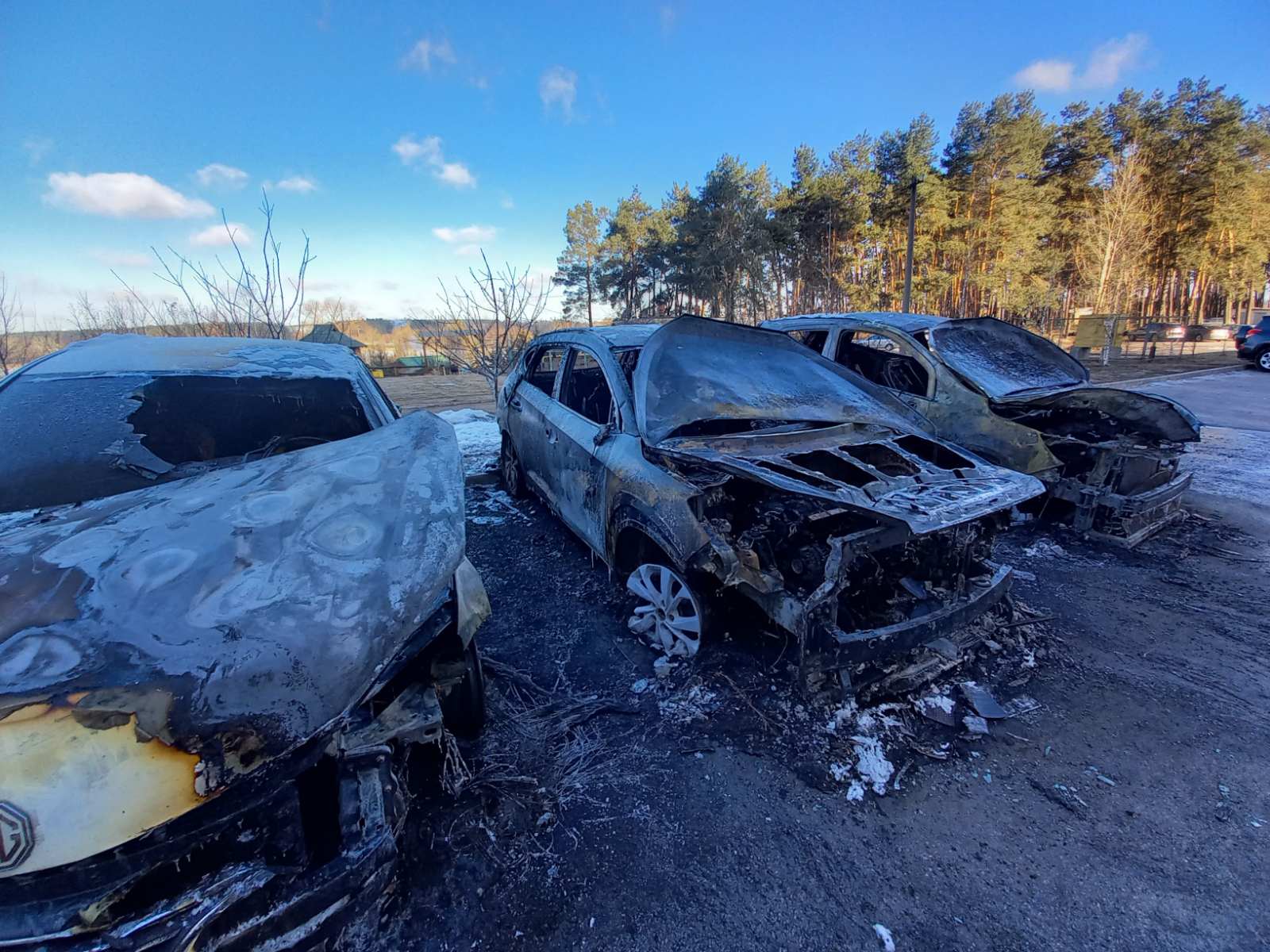 Под Харьковом сгорело три припаркованных автомобиля
