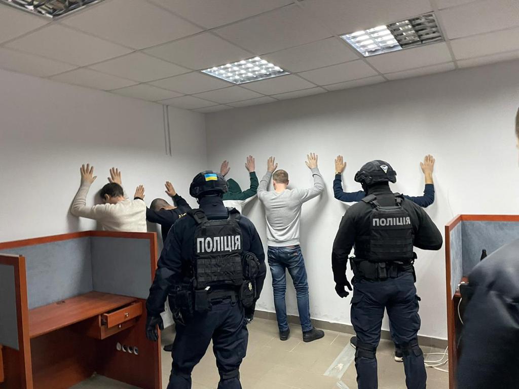 Полиция разоблачила коллекторов, которые шантажировали должников порнографическими фото (видео)