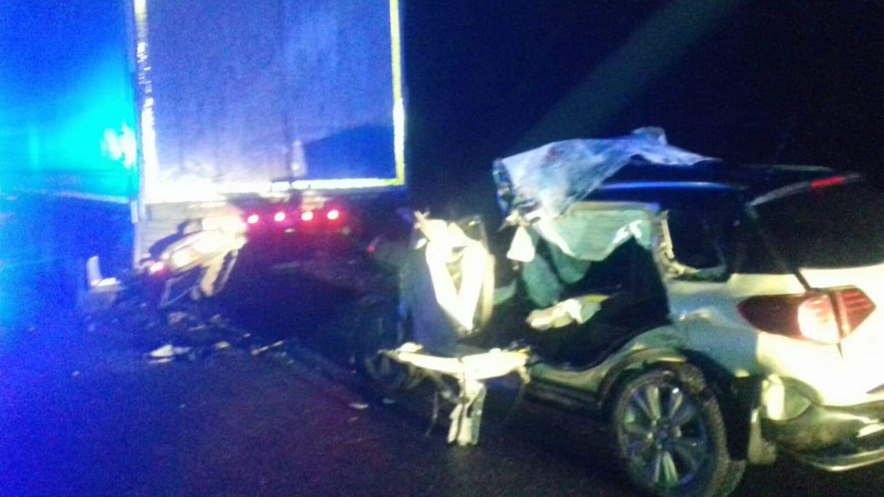 На трассе под Харьковом легковой автомобиль на большой скорости въехал в грузовик