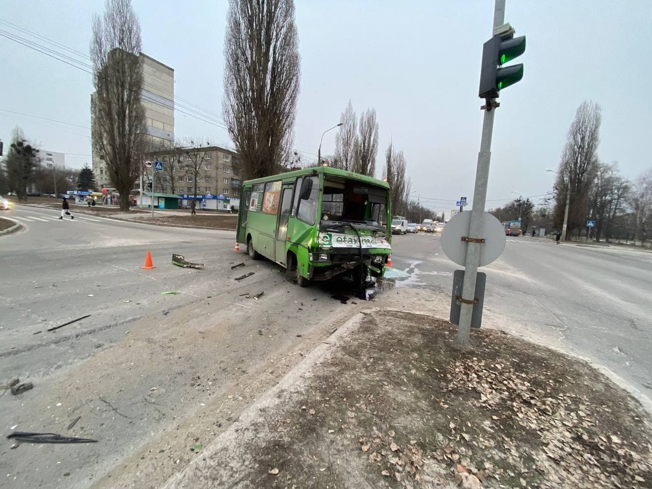 На Новых Домах грузовик врезался в маршрутку: жизни пострадавших в ДТП ничего не угрожает