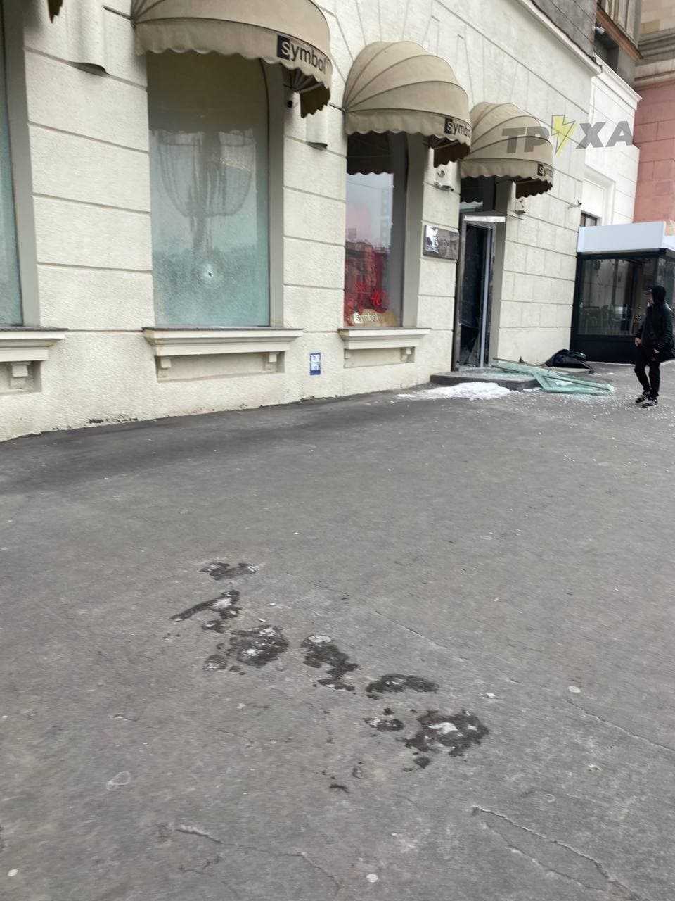 В Харькове ночью неизвестные разбили витрины и входную дверь бутика "Symbol"