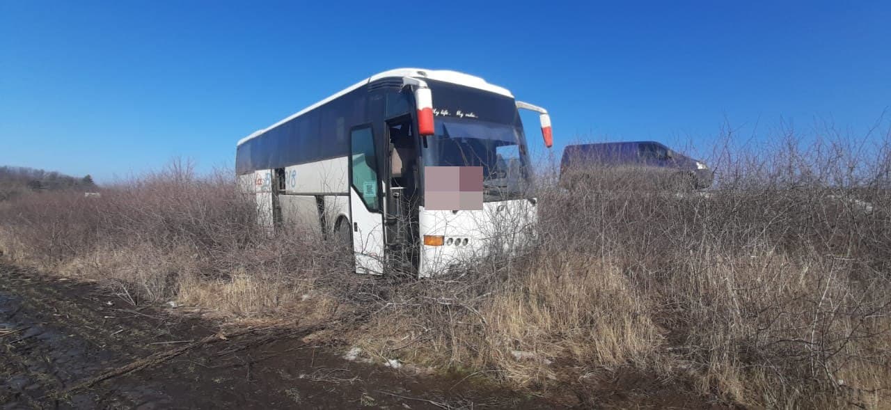 На трассе под Харьковом водитель автобуса съехал в кювет: пострадала пассажирка