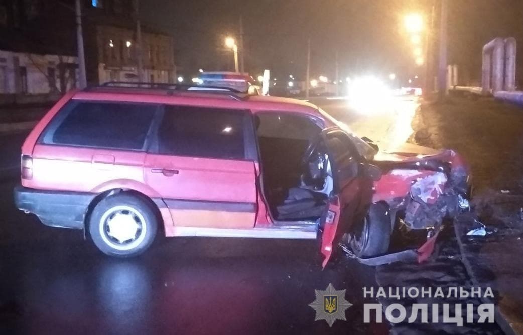 В Харькове водитель сбил пешехода и врезался в столб