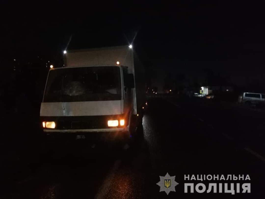 Под Харьковом под колесами грузовика погиб мужчина