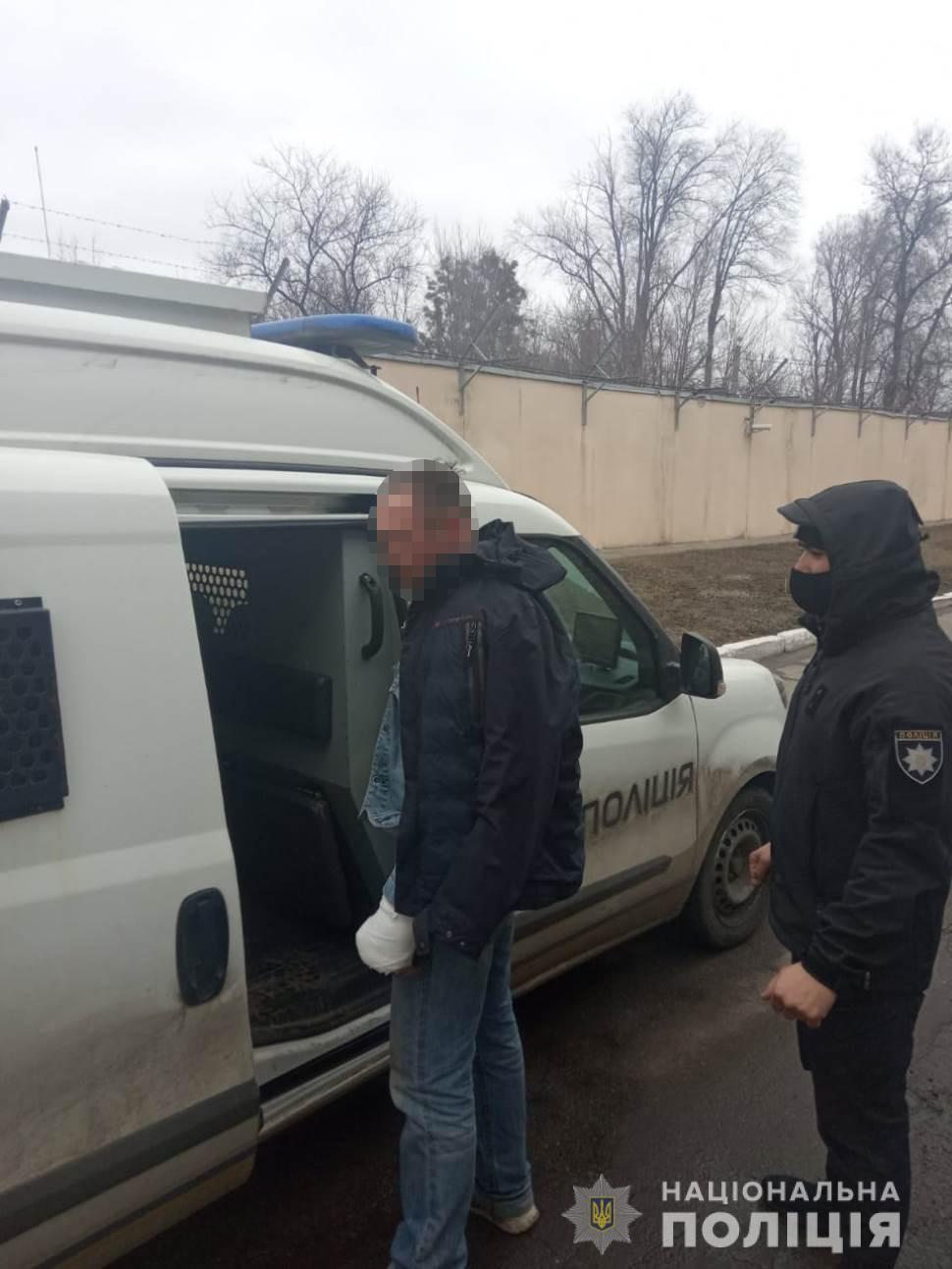 Правоохранители Харьковщины задержали киевлянина за совершение разбойного нападения в электричке