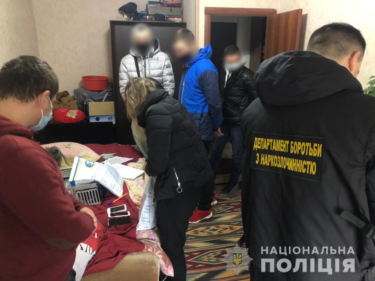 В Харькове разоблачили мужчину и женщину, которые через Интернет продавали наркотики