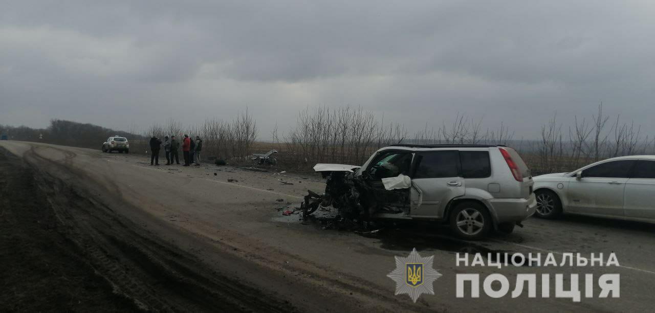 В результате столкновения автомобилей на трассе под Харьковом пострадало шесть человек