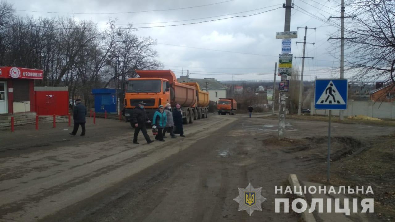 Под Харьковом семь жителей села блокируют движение грузовиков