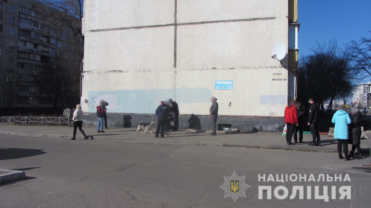 В Харькове мужчина посреди улицы напал на женщину и отобрал у нее телефон