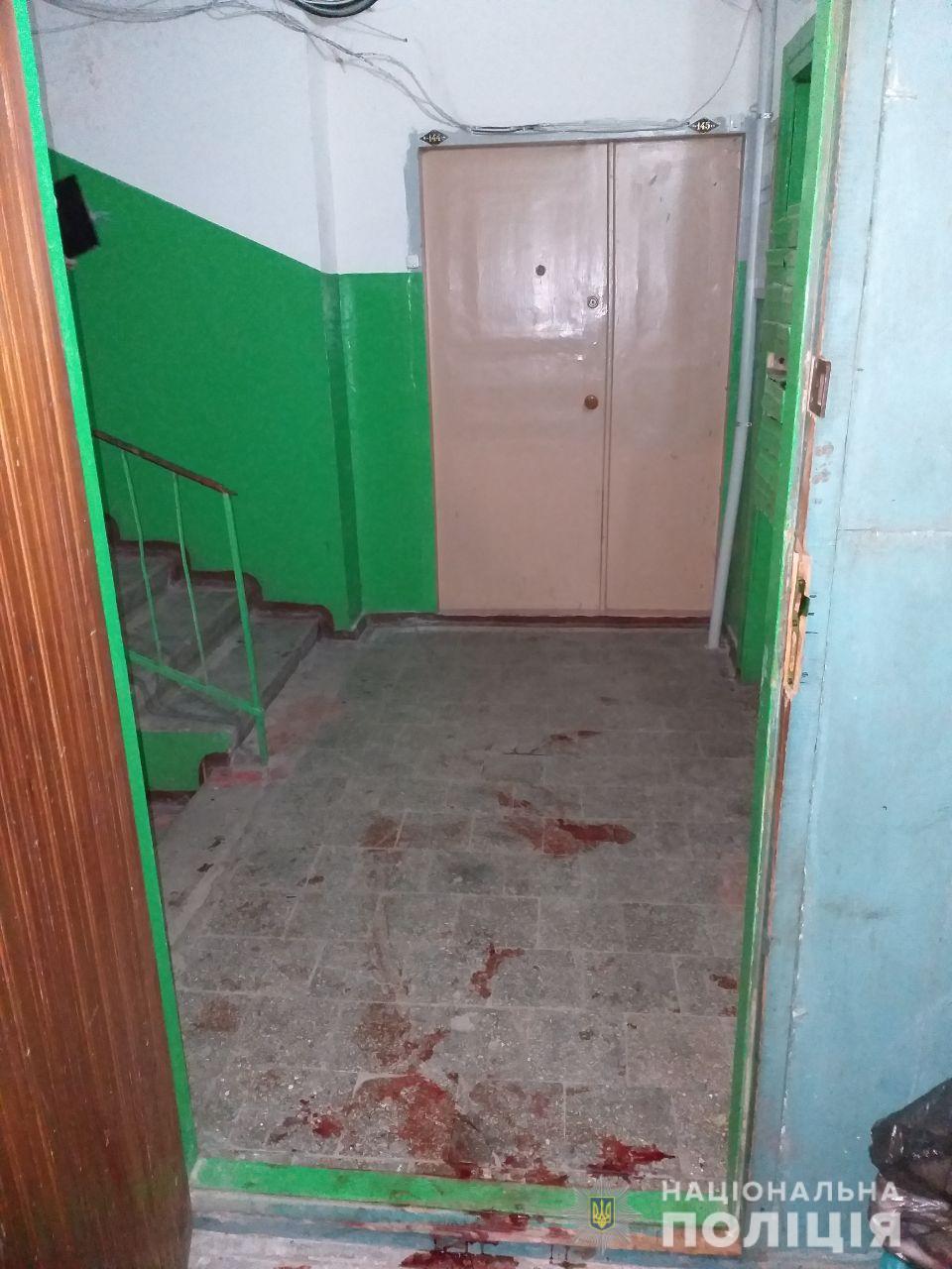 В Харькове мужчина зарезал женщину в подъезде дома