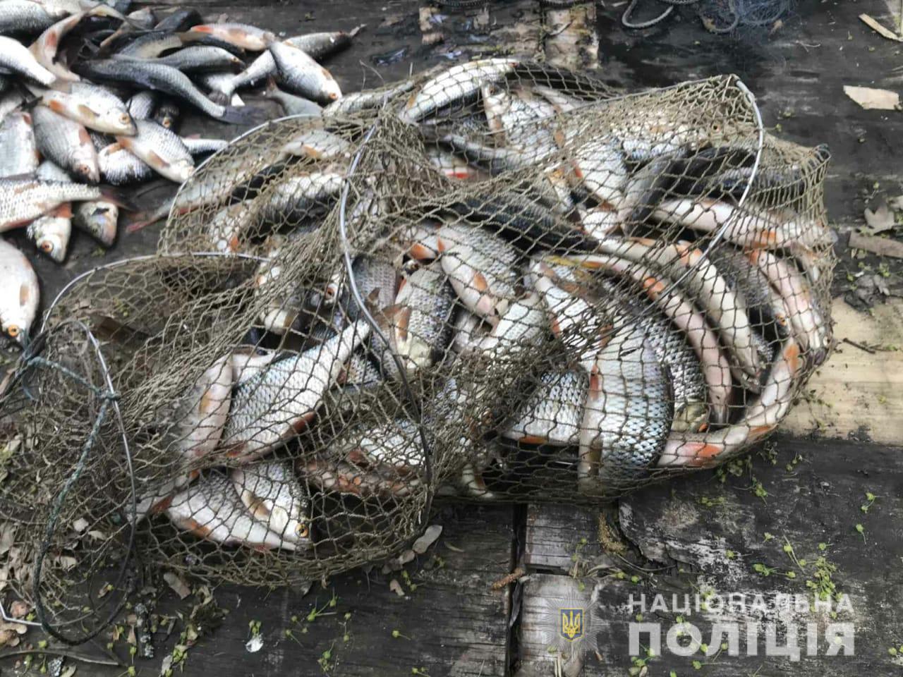 На Харьковщине мужчина сетками вылавливал окуня и плотву на водохранилище: ему сообщили о подозрении