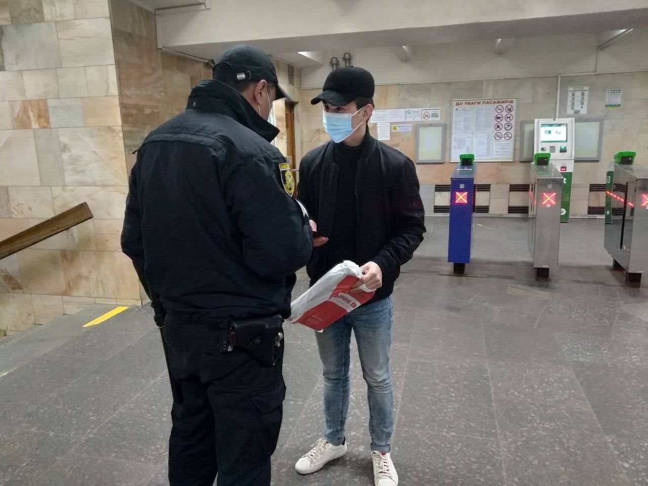 На шести станциях метро ловили харьковчан без масок