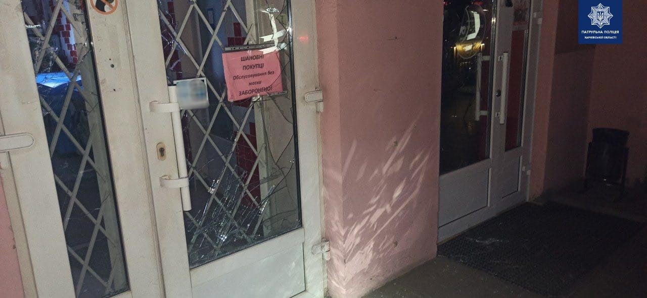В Харькове патрульные задержали мужчину, который громил автомобили и витрины магазинов